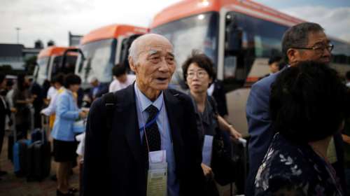 Νοτιοκορεάτες είδαν για πρώτη φορά συγγενείς τους στη Β. Κορέα [φωτό]