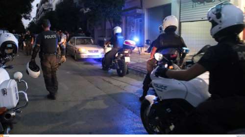 53χρονη και ανήλικος κρατούσαν φυλακισμένους αλλοδαπούς