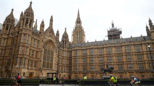 Βρετανοί βουλευτές ζήτησαν αύξηση λόγω φόρτου εργασίας ενόψει του Brexit