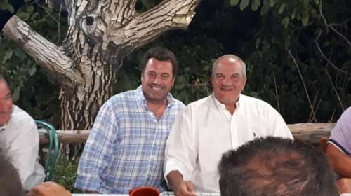 Καραμανλής: Μαυρισμένος, με τη Νατάσα, σε ταβέρνα της Λευκάδας
