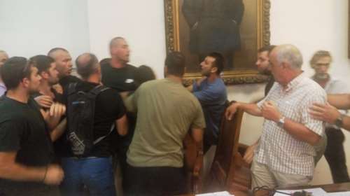 ΜΑΤ και επεισόδια στο Δημοτικό Συμβούλιο του Βόλου