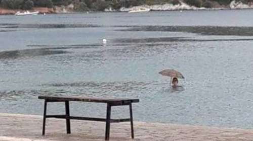 Μαγνησία: Έκανε μπάνιο στη θάλασσα με την ...ομπρέλα