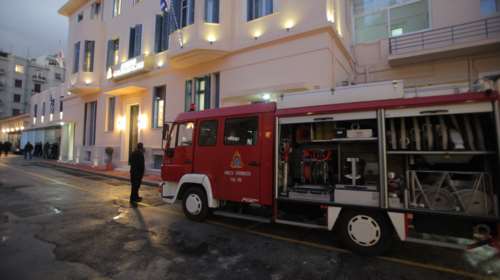 Πυρκαγιά σε συνεργείο αυτοκινήτων στον Ταύρο