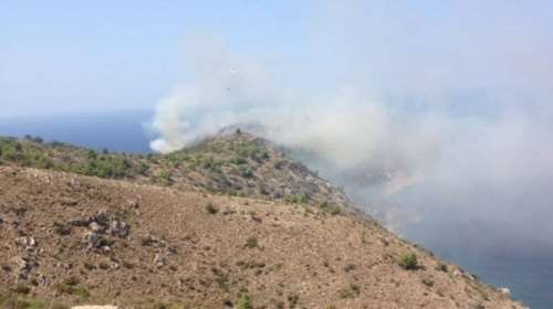 Σε εξέλιξη μεγάλη πυρκαγιά στις Αμάδες Χίου