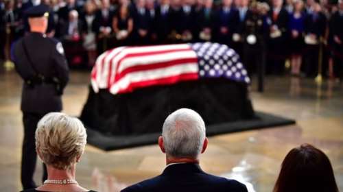 Το Κογκρέσο τιμά τον Τζον Μακέιν, χωρίς την παρουσία του Τραμπ