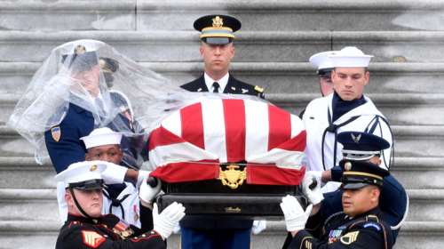 Οι Αμερικανοί αποχαιρέτισαν τον γερουσιαστή Τζον Μακέιν