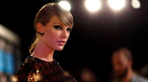 «Πόλεμος» δισκογραφικών για το επόμενο συμβόλαιο της Τέιλορ Σουίφτ