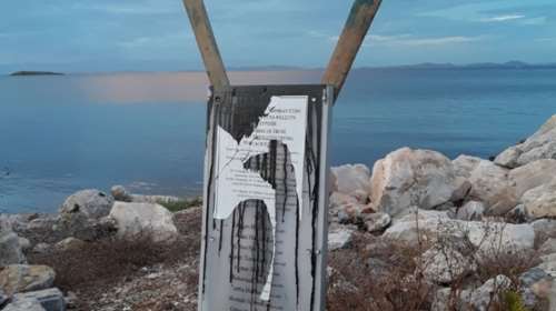 Κατέστρεψαν το μνημείο για τους πνιγμένους πρόσφυγες στη Θέρμη