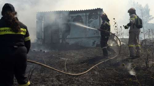 Φωτιά σε εξέλιξη στο Πέραμα - καίει χαμηλή βλάστηση