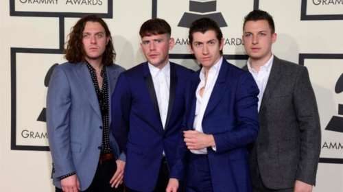Άγνωστες φωτογραφίες των Arctic Monkeys  «προλογίζουν» συναυλία τους