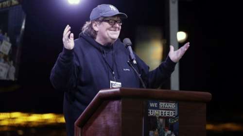 Ο Μάικλ Μουρ συγκρίνει τον Τραμπ με τον Χίλτερ