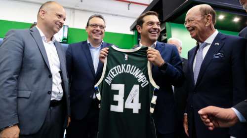 Πώς βρέθηκε ο Τσίπρας με τη φανέλα του Αντετοκούνμπο