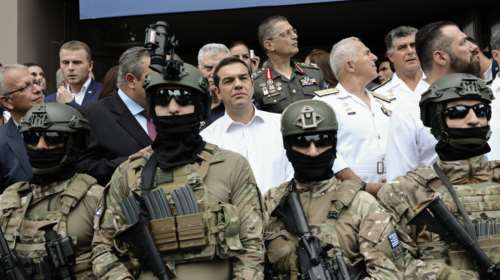 Η μπάντα του στρατού έπαιξε "We will rock you" των Queen για τον Τσίπρα