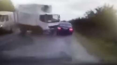 Φορτηγό έπεσε στην αυτοκινητοπομπή του Προέδρου της Μολδαβίας