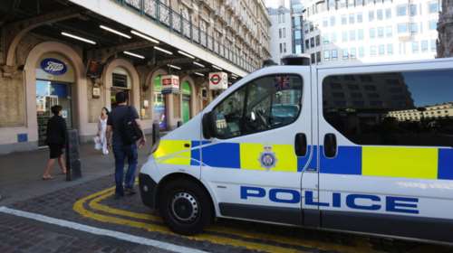 Συναγερμός στο Λονδίνο από εισβολή ΙΧ σε εμπορικό κέντρο