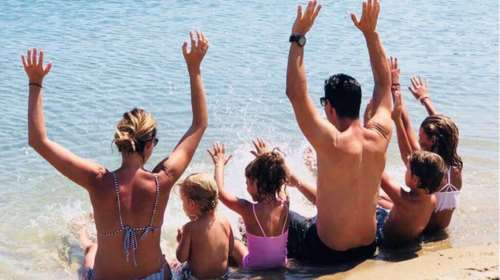 Σάκης Ρουβάς: Πού «φόρτωσε» τα παιδιά του για να τα πάει στο σχολείο