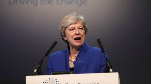 Βρετανία: Νυχτερινή σύναξη 50 βουλευτών με την Μέι στο... μενού