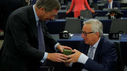 Το απίθανο αποχαιρετιστήριο δώρο του Φάρατζ στον Γιούνκερ