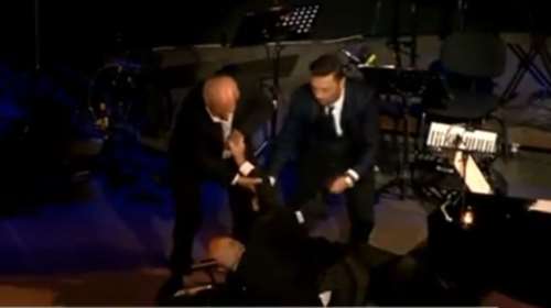 Η στιγμή που ο Μίμης Πλέσσας παραπατά και πέφτει στη σκηνή του Ηρωδείου