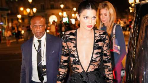 Κένταλ Τζένερ: Ημίγυμνη με σιθρού δαντελένιο φόρεμα σε επίσημη εμφάνιση