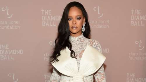 Η extravagant εμφάνιση της Ριάνα: Πήγε σε χορό με ένα τρελό νυφικό