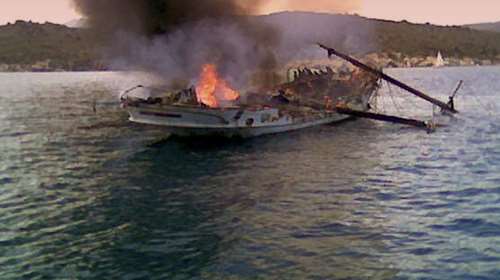 Πυρκαγιά σε ιστιοφόρο στη Σίφνο - Αποβιβάστηκαν δύο ατομα