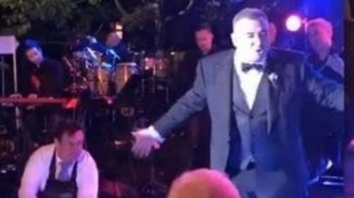 Το ζεϊμπέκικο του Αντώνη Ρέμου στη δεξίωση του γάμου του [Βίντεο]