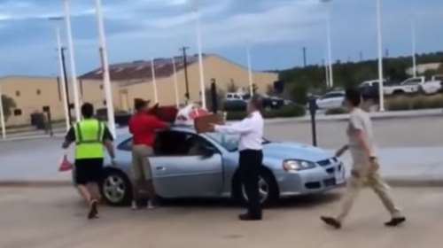 Κυβερνήτης αεροσκάφους κερνά πίτσα τους επιβάτες  [Βίντεο]