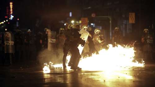 Μολότοφ και συγκρούσεις στην πορεία στο κέντρο της Θεσσαλονίκης (ΕΙΚΟΝΕΣ)