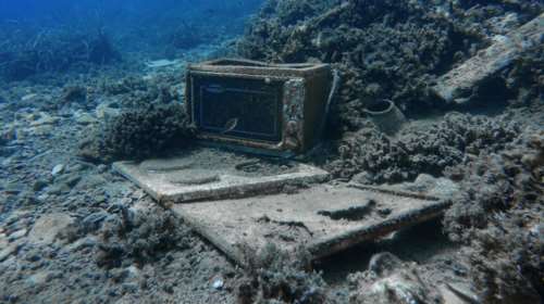 Με τη ματιά του Reuters: τα σκουπίδια στις ελληνικές θάλασσες