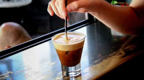 Viral: Έτσι θα πίνουμε καφέ όταν ανοίξουν τα μαγαζιά - Ο σερβιτόρος που τα "σπάει" [βίντεο]