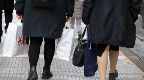 Διάλεγαν ηλικιωμένους, τους απασχολούσαν και τους έκλεβαν