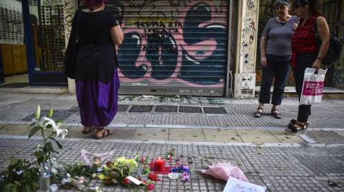 Συνθήματα και λουλούδια έξω από το κοσμηματοπωλείο στην Ομόνοια