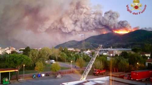 Mεγάλη φωτιά στην Τοσκάνη, απομακρύνθηκαν εκατοντάδες κάτοικοι