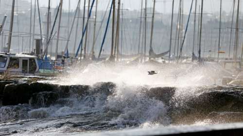 Σαρώνει ο «Ξενοφών» - Απαγορευτικό απόπλου &amp; κλειστά σχολεία στις Κυκλάδες