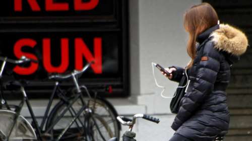 Πρόστιμο στους ποδηλάτες που οδηγούν με κινητό στην Ολλανδία