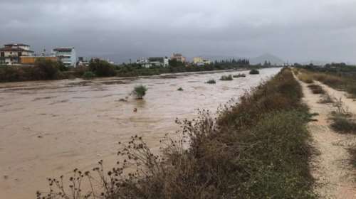 Έσπασε το ποτάμι στο Άργος - Έκκληση στον κόσμο να απομακρυνθεί (Εικόνες)