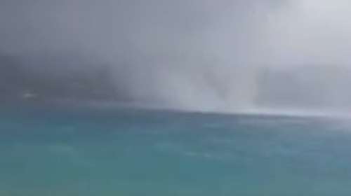 Κυκλώνας Ζορμπάς: Δείτε τον υδροστρόβιλο  που εμφανίστηκε στον Πόρο