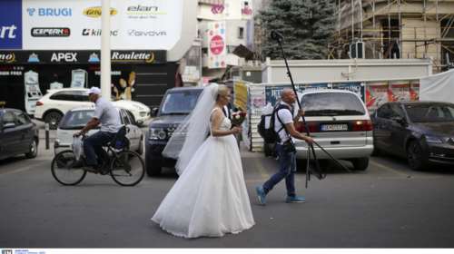 Παντρεύτηκαν με φόντο το δημοψήφισμα στα Σκόπια-Εικόνες
