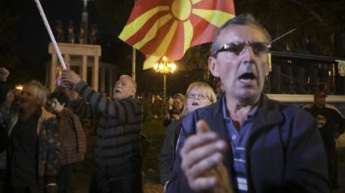 Πανηγυρίζουν την αποχή στο δημοψήφισμα στα Σκόπια-