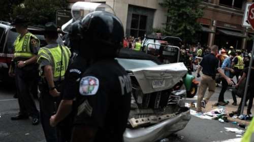 Χειροπέδες σε 4 άτομα που υποκίνησαν τις ταραχές στο Σάρλοτσβιλ