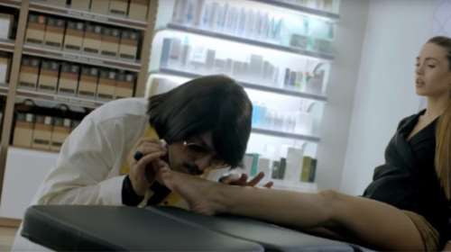 Σάλος με διαφήμιση με τον Τόνι Σφήνο: «Σεξιστική» και «προσβλητική»