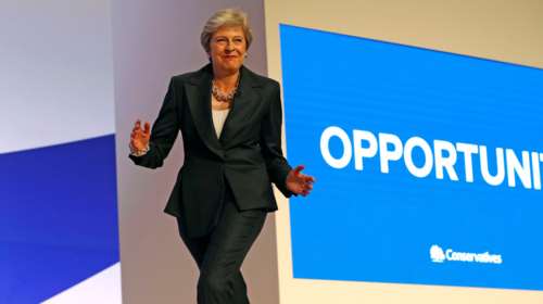 Η Μέι επισπεύδει την ψηφοφορία για το Brexit