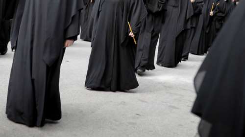 Μαυροφορεμένες κατέβηκαν από το μαύρο τζιπ, και… άδειασαν σπίτι