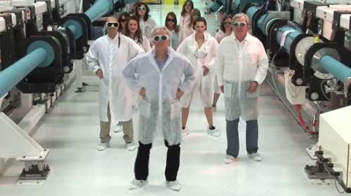 Ο νομπελίστας φυσικός σε χορευτικό σόου μέσα στο εργαστήριο