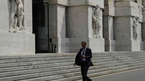 Η μετωπική σύγκρουση Ρώμης-Βρυξελλών βάζει «φωτιά» στα ομόλογα