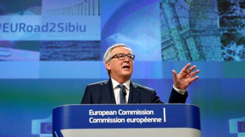 Σάλος στην Βρετανία με τον Γιούνκερ να μιμείται την Τερέζα Μέι