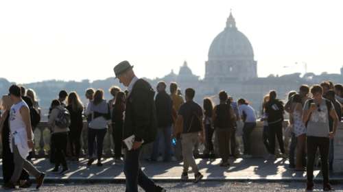 Αντιμέτωπη με πιέσεις από τις αγορές η Ρώμη: Εκτακτη σύσκεψη υπό τον Κόντε