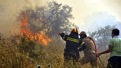 Σε εξέλιξη η πυρκαγιά στην Κέρκυρα-Εκκενώνεται οικισμός