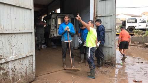 Mε γαλότσες και σκούπα στη Μαγιόρκα ο Ράφα Ναδάλ [Βίντεο]